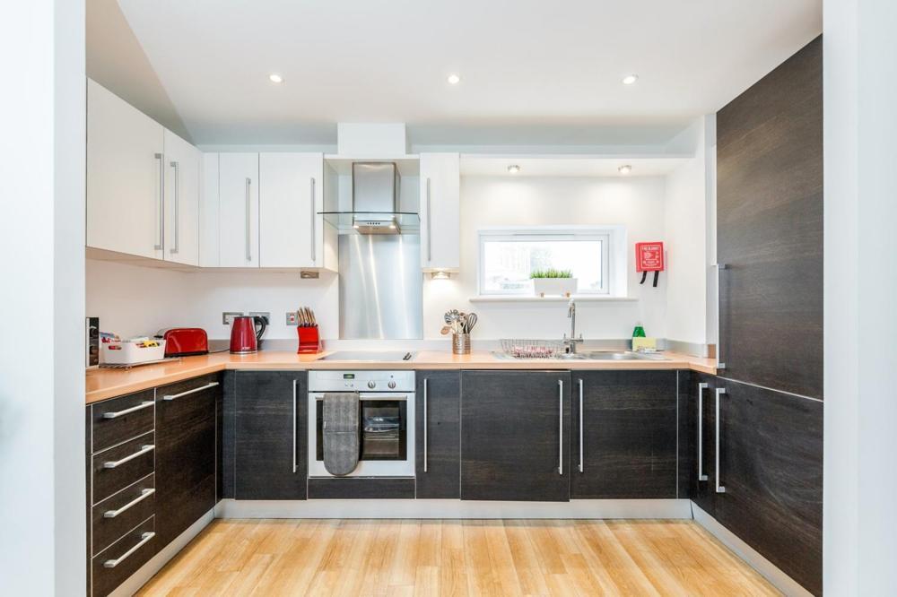 Roomspace Serviced Apartments - Abbot'S Yard Гильдфорд Экстерьер фото